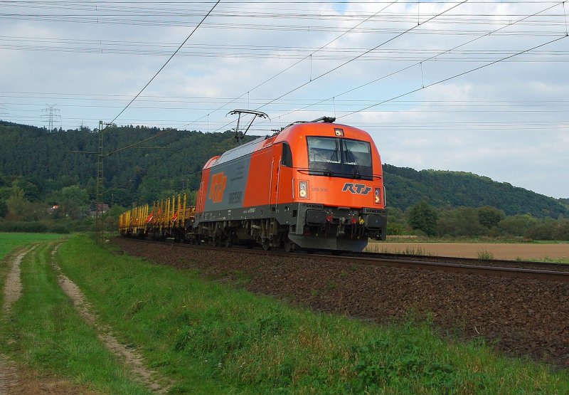 Endlich, endlich, endlich! Auch in unserem Fotoalbum. Die 1216 902 der RTS. Aufgenommen am 26.09.2009 zwischen Mecklar und Friedlos in Fahrtrichtung Sden.