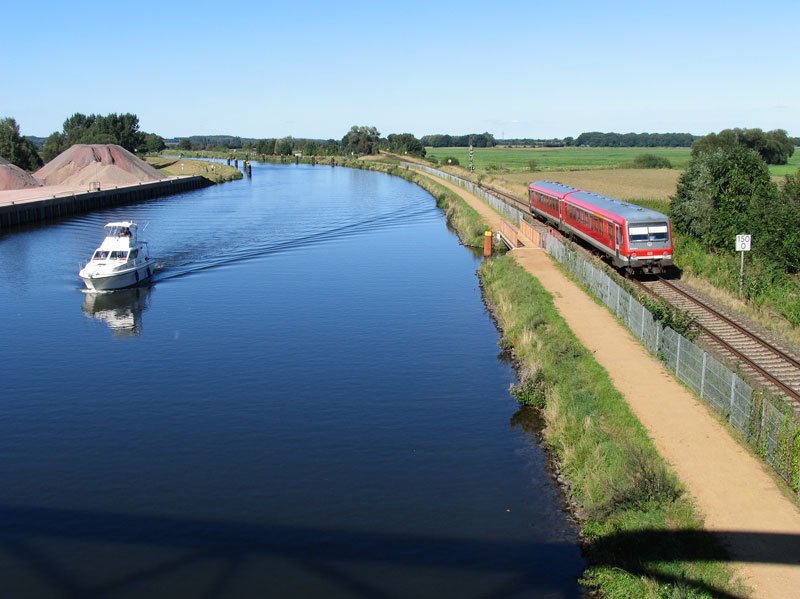Endlich ergibt sich hier die Situation, ein Schienen- und ein Wasserfahrzeug gleichzeitig zu erwischen: Eine Triebzug Baureihe 628/928 als RB 21824 Lneburg - Lbeck kurz hinter Lauenburg neben einem Sportboot auf dem Elbe-Lbeck-Kanal; 30.08.2008
