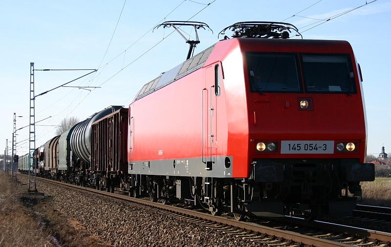 Endlich Fr�hling: 145 054-3 bef�hrt am 10.03.05 mit ihrem G�terzug die KBS 590 bei Halle-Zscherben.