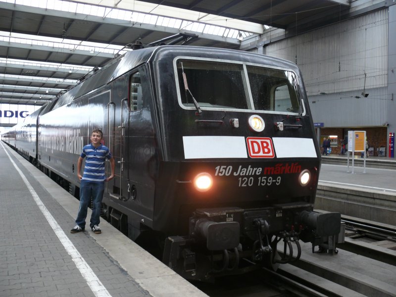 Endlich geschafft! Endlich, wegen den 300 Bildern und weil ich endlich auch eine hab! Eine Werbelok! Lang hatts gedauert, dafr die Lok umso schner! Auf Anregung von Rolf habe ich nun ein Bild ausgewhlt, wo ich aktuell zu sehen bin! Aber Moment wenn ich auf dem Bild zu sehen bin kann ICH das Bild doch nicht gemacht haben! Deshalb auch vielen Dank an Tobias der dieses tolle 300ste Bild gemacht hatt! Ich danke auch denen die mir in dieser langen Zeit soviele Kommentare gegeben haben! Bahngru mit Signalhorn,
Korbinian ;-)