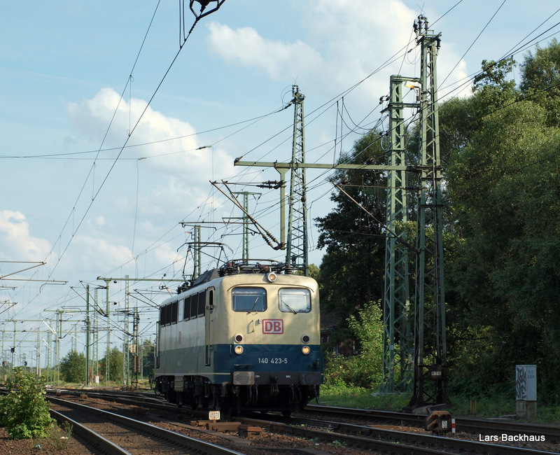 Endlich hab ich sie! Die schn saubere 140 423-5 poltert gemchlich als Tfzf durch Hamburg-Harburg Richtung Hohe Schaar, um dort einen ler abzuholen und ihn Richtung Sden zubringen. Aufgenommen am 6.07.09.