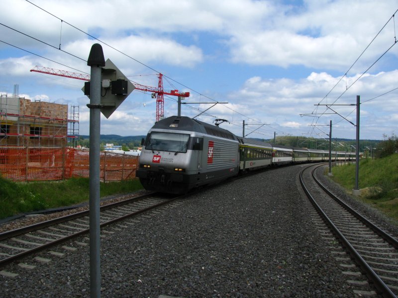 Endlich habe ich einmal Glck und erwische eine Werbelok auf der IR-Linie Konstanz-Biel. Es ist die Re 460 100 mit Werbung fr das Schweizer Fernsehen, hier kurz vor der Durchfahrt durch den Bahnhof Tgerwlien Dorf. (31.Mai 2009)