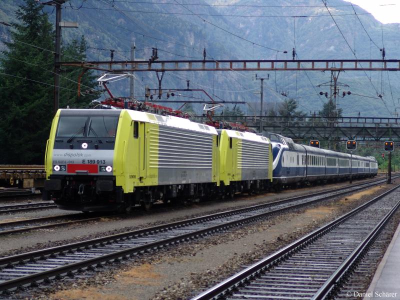 Endlich kehrt der TEE VT 11.5 wieder zurck nach Deutschland. Er wurde von der ESG aufgekauft und hat auch gleich neue Farben bekommen. Am 20.8.05 zogen E 189 913 (ES 64 F4 - 013) und E 189 912 (ES 64 F4 - 012) den TEE in den Bahnhof Bodio  
