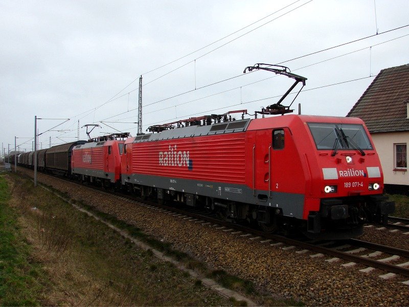 Endlich mal wieder ein 189-Doppel hier stehen 189 071 und 189 088 am 13.01.07 in Langendorf bei Stralsund.