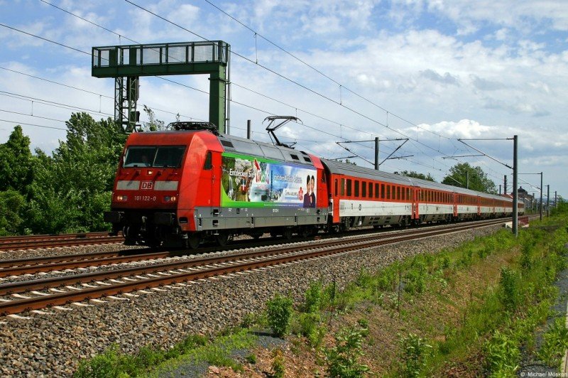 Endlich mal wieder eine Werbelok vor einem EC. Hier 101 122-0 am 23.05.06 mit EC 370 in Dresden-Reick.