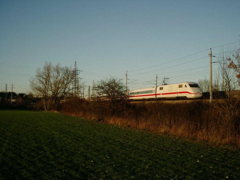 Endlich, nach einer langen Serie von Fehlschssen, ist mir wieder mal ein schnes Bild von einem ICE-1 in  freier Wildbahn  gelungen - hier der ICE 29 Hamburg-Wien bei Wels. [07.12.06]