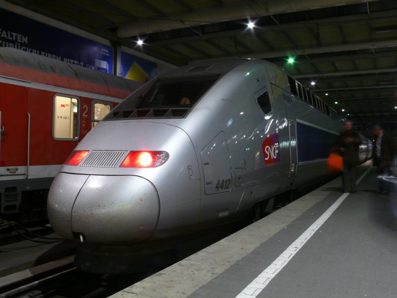 Endlich... nachdem ich ihn in Frankreich nicht erwischt habe wird das in Deutschland nachgeholt! TGV Duplex in Mnchen Hbf aus Paris Est, 6.4.2009