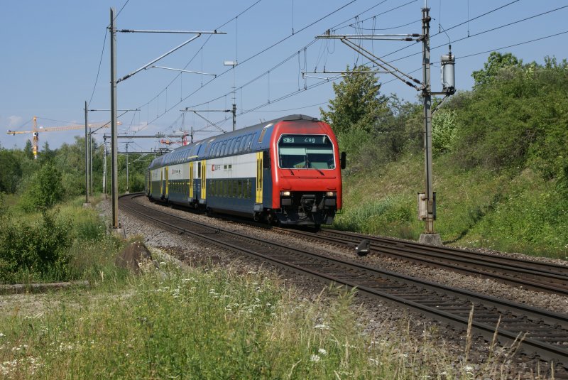 Endlich eine rein  gelbe  Komposition, die sich auf der S 9 am 4.6.09 dem Bahnhof Stettbach nhert.