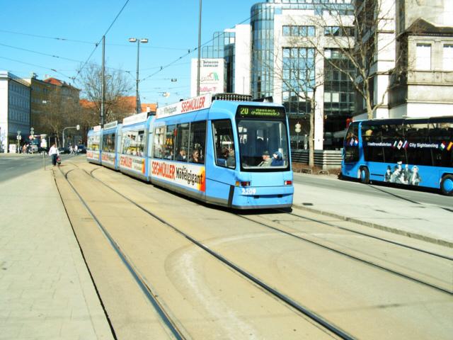 Endlich ist der Schnee weg! 2209 auf der Linie 20.
