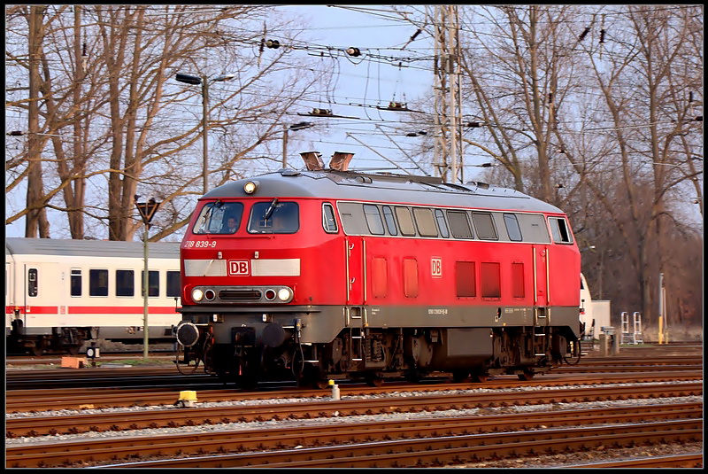 Endlich ist sie da. Die Ersatzlok 218 839-9 f�r den IC1814 nach Heringsdorf.  Stralsund am 04.04.09 