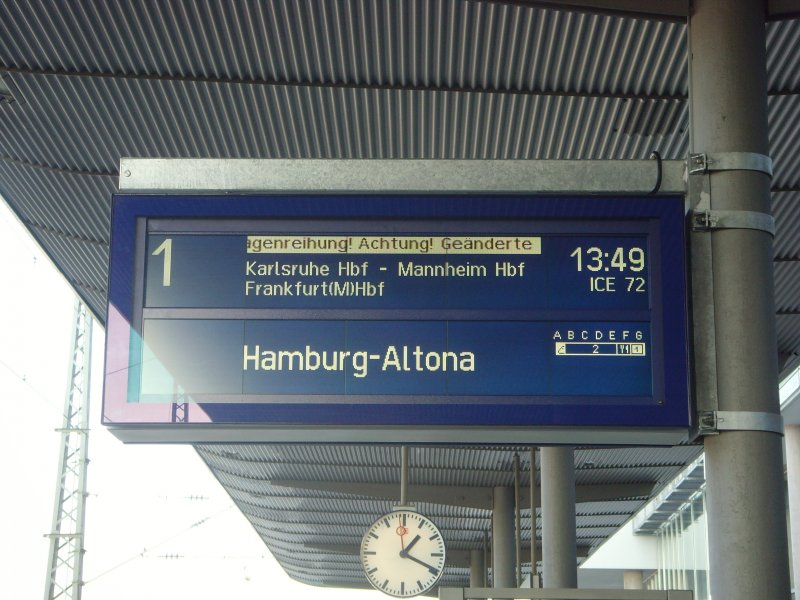 Endlich sind sie da: Die neuen digitalen Zugzielanzeiger am Freiburger Hbf, welche die alten und kaputten Fallblattanzeiger ersetzen. 