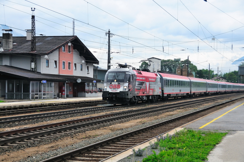 Endlich sollte auch ich meinen  Bundesheer-Taurus  bekommen. Fr mich war somit das Bahnbilder-Treffen schon ein Erfolg. Hier passiert 1116 246-8 gerade das Empfangsgebude von Brixlegg im Inn-Tal. (20.06.2009).