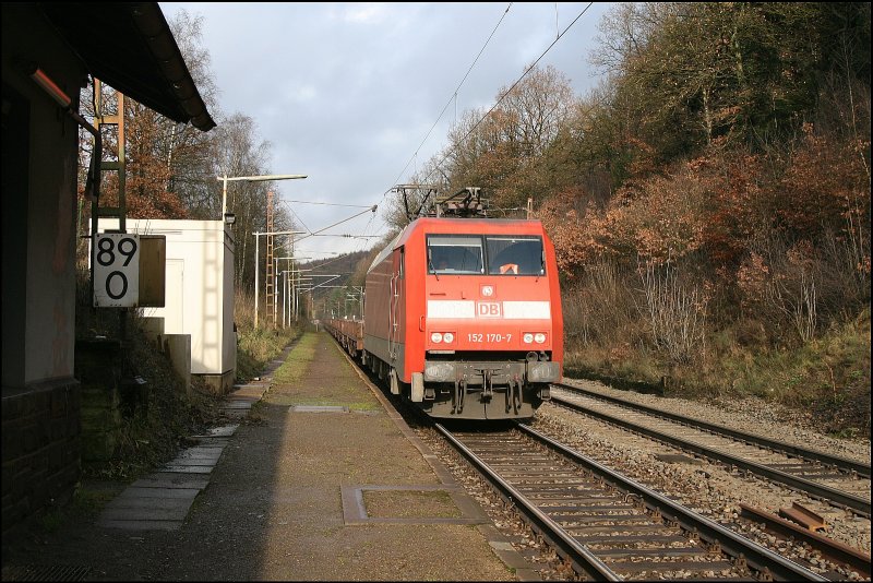 Endlich Sonne! Die letztgebaute 152 170 durchfhrt mit einem Stahlbrammenzug den Haltepunkt Littfeld Richtung Kreuztal (01.12.2007)