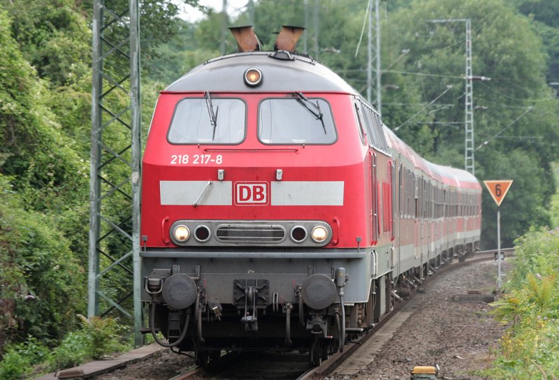 Endlich wieder 218 217-8 mit dem RE12 von Kln Messe/Deutz nach Trier, aufgenommen am 11.07.2009 in Kln West