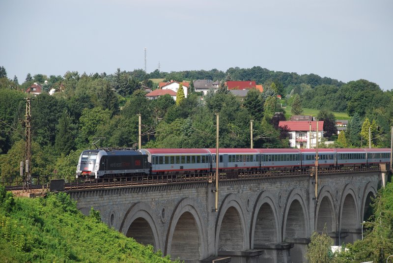 Endlich wieder auf der Westbahn: Nachdem sie seit einem Monat nur im Sden sterreichs und in Slowenien anzutreffen war, besuchte mich am 18.August 2009 die World-Record-Lok 1216 025 endlich wieder einmal auf der Westbahn. Am Haken hatte sie den  BB IC 543 ALPENTRANSITBRSE (Salzburg 7.08 - Linz 8.27 - St.Plten 9.32 - Wien West 10.18). Um ca. 9.50 Uhr fuhr sie ber das Viadukt zwischen den Haltestellen Neulengbach und Neulengbach Stadt. Doch der Ausflug dauerte nicht lang. Zurck nach Salzburg ging es mit dem BB IC 642 HOTEL IBIS (Wien West 13.44 - Linz 15.29 - Salzburg 16.50). Gegen Abend fuhr sie wieder  nach Hause , also nach Villach.