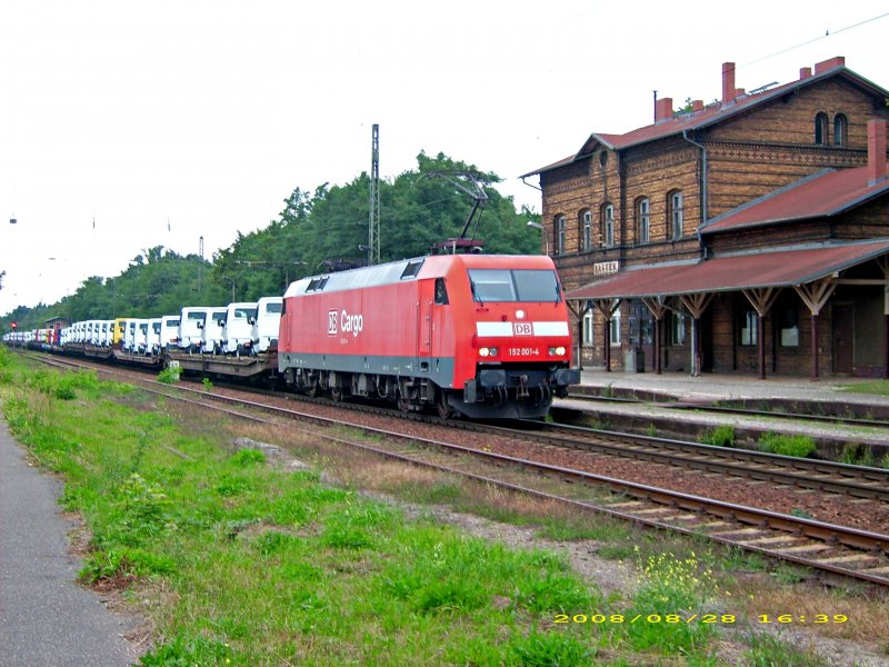 Endlich wieder mal eine 001. 152 001 durchfhrt am 29.08.08 den Bahnhof Raguhn in Richtung Bitterfeld.
