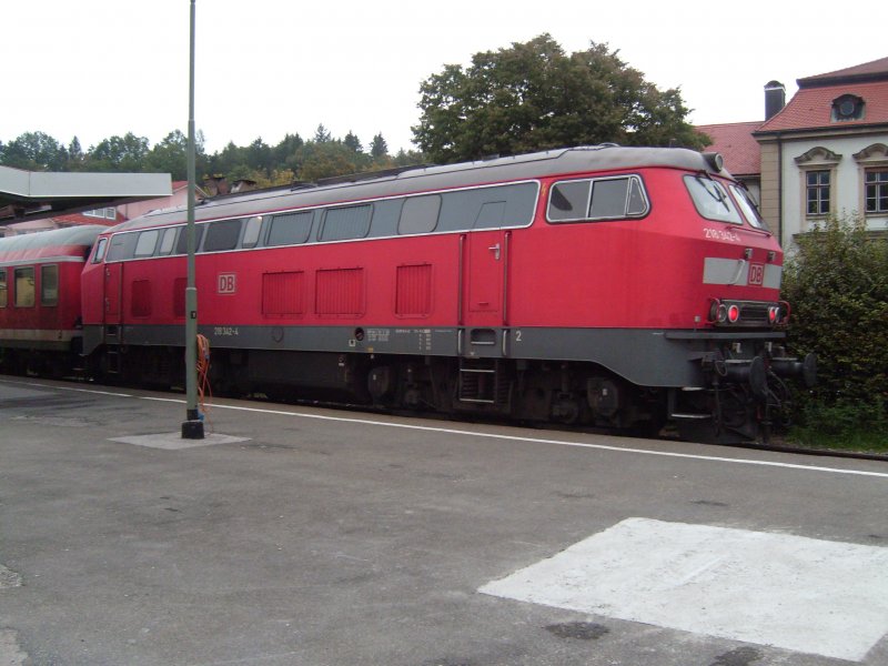 Endstation: 218 342-4 bei trbem Wetter in Fssen neben dem nicht mehr zu sehenden Prellbock am 8.9.2007
