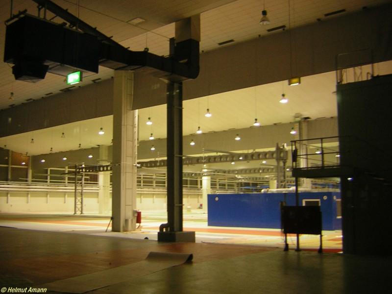 Endstation: Am 14.01.2006 waren alle Tore der neuen
S-Bahn-Werkstatt im alten Postbahnhof Frankfurt am
Main geschlossen, auch der bei meinem letzten Besuch
noch offene Seiteneingang hatte jetzt ein Tor, so blieb 
mir nur der Blick durch ein kleines Fenster im Rolltor. Augenscheinlich scheint der Innenausbau der Halle auch nahezu abgeschlossen zu sein.