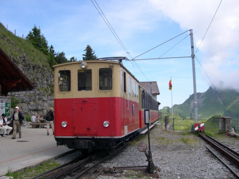 Endstation auf 1.987m Hhe heit es am 13.07.2005 fr Lok 19  Flhblume  auf Schynige Platte Kulm. Ich bin mir nicht ganz sicher ob man dieses schrullige Gert berhaupt als Lok bezeichnen darf. Eigentlich ist es doch nur ein Elektromotor mit Dach drber?! Entsprechend Lrm machen die Dinger auch, aber man kommt immerhin bequem in einer Stunde Reisezeit von Wilderswil hier hoch.