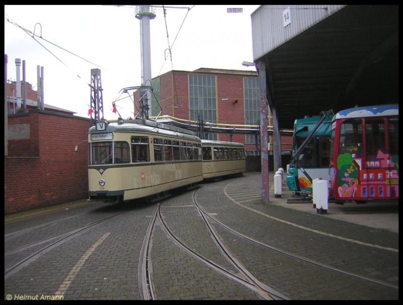 Endstation Betriebsbahnhof Gutleut: L-Triebwagen 124 (ex224) mit dem l-Beiwagen 1242 drehte nach der Sonderfahrt am 21.10.2006 seine letzte Runde auf der Umfahrung der Wagenhalle des Depots.