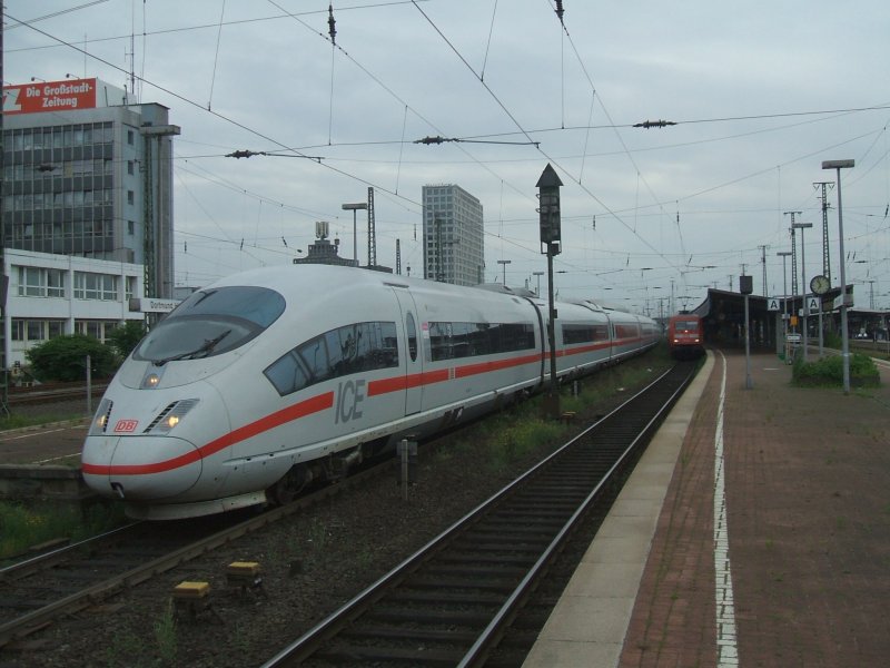 Endstation Dortmund fr den DB ICE 3 Doppeltraktion aus
Mnchen,fhrt gleich weiter in das Bahnbetriebswerk.
Daneben eine BR 101 mit IC nach Hamburg.