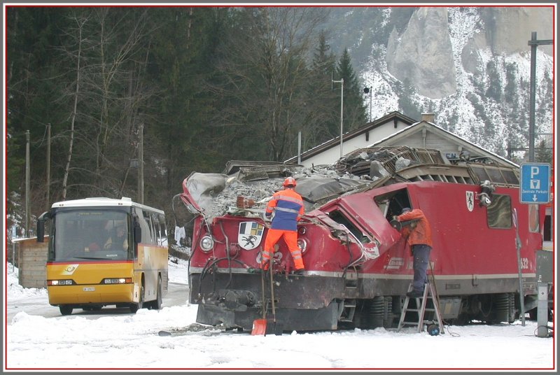 Endstation fr Ge 4/4 II 632  Zizers  in Versam-Safien. 
Am Freitag 05.01.2007 um 22.40 prallt der Regionalzug 1270 kurz vor der Station Valendas-Sagogn in einen Felssturz. Die Lok entgleist und durchtrennt vier Sttzpfeiler der nachfolgenden Steinschlaggalerie. Dadurch strzt ein Teil der Galerie ein und zerdrckt die Lok und den nachfolgenden Gepckwagen. Wie durch ein Wunder wurden weder der Lokfhrer noch die 30 Passagiere verletzt. Die Lok wurde heute nach Versam-Safien geschleppt. Bevor sie die nachfolgenden Tunnels passieren kann, mssen vorstehende Teile entfernt werden. Im Bild der von der Betondecke plattgedrckte hintere Fhrerstand und der Postbus ins Safiental.(08.01.2007)