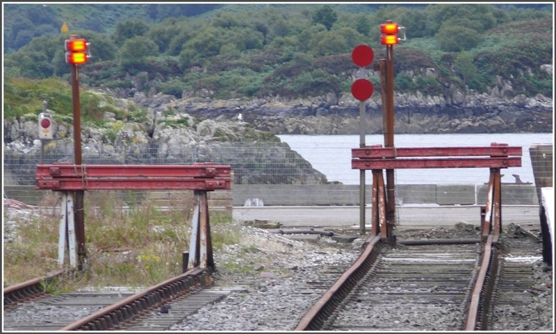 Endstation Kyle of Lochalsh. Frher fuhr zur Isle of Skye im Hintergrund eine Fhre, heute verbindet eine Brcke das Festland mit der Insel. (06.08.2008)