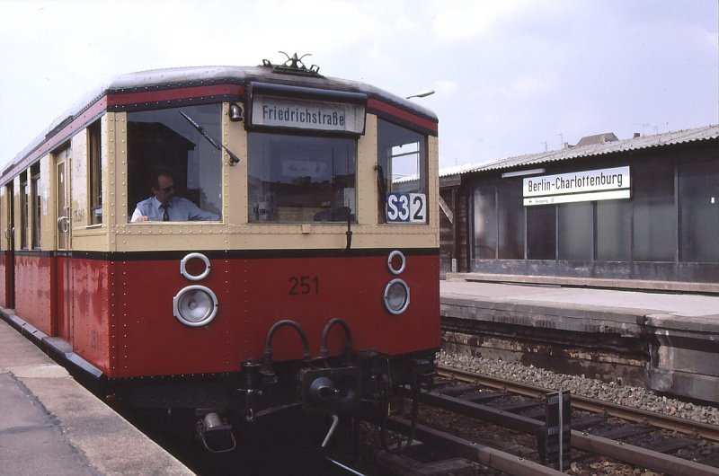 Endstation  meiner Fhrerstandsmitfahrt 1989  von Wannsee nach Bln-Charlottenburg.Der  Stadtbahner  BR 275 Zuggruppe S3 2 fhrt jetzt  ohne mich  weiter nach Friedrichsstrasse.Zuvor konnte ich noch von Anhalter Bhf.bis Bln-Wannsee im Fhrerstand mitfahren.(Archiv P.Walter)