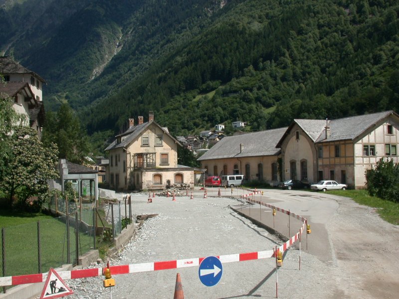 Endstation Mesocco der ehemaligen BM und spteren RhB Strecke im Misox. Der Personenverkehr wurde 1972 eingestellt und der obere Streckenteil Cama-Mesocco 1978 nach Unwetterschden stillgelegt.
Seither verlottern die ehemaligen Bahngebude zusehends. Zur Zeit wird der Bahnhofplatz einer Erneuerung unterzogen.Heute versieht die Schweizer Reisepost den Personenverkehr und hier in Mesocco kann von den Schnellkursen Chur-Bellinzona auf die Regionalbusse umgestiegen werden. (04.08.2006) 