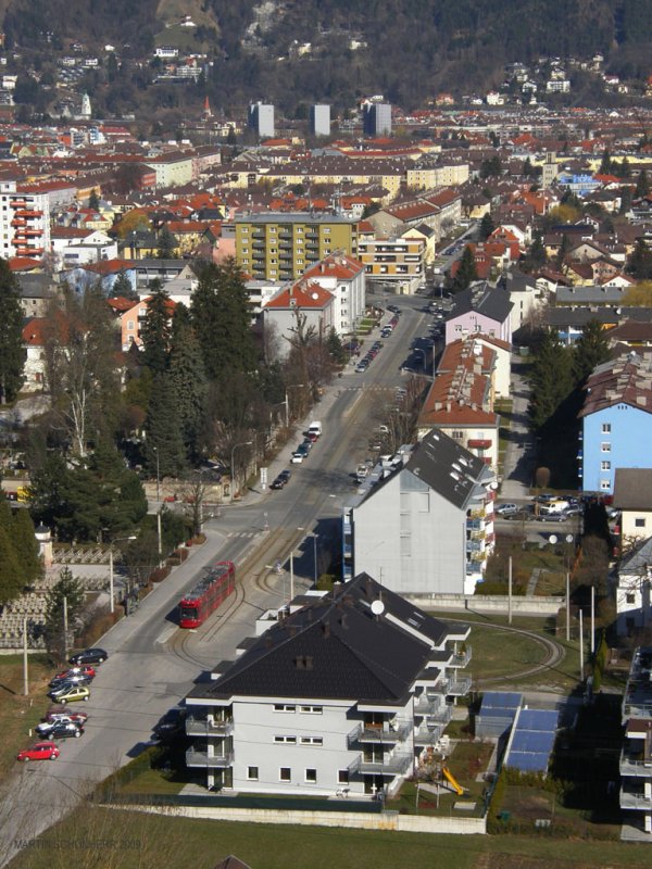 Endstation der Straenbahnlinie 3 in Amras, Wendeschleife, Wartender Bombardier Flexity