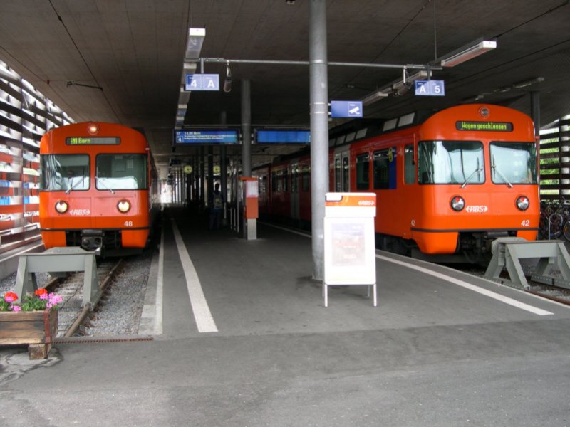 Endstation Worb Dorf heist es fr die Zge der RBS unter der Bahnsteighalle des neu gestalteten Bahnhofsplatzes in Worb. Hinter uns befindet sich ein Busbahnhof und die Wendeschleife der Linie  G . Selbige hat ihre Haltestelle hier links von uns, auerhalb der Halle. Im Bild sind die beiden RBS Fahrzeuge 48 und 42 zu sehen. 27.05.2007.