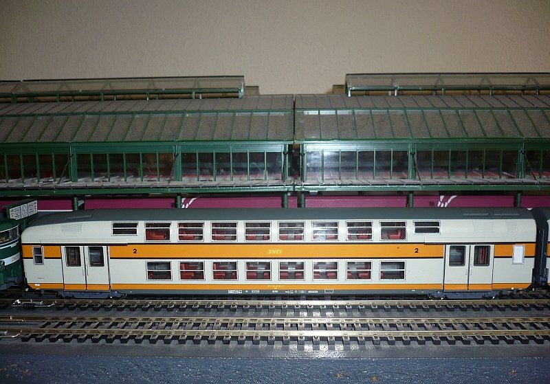 Endwagen 2.Klasse aus dem Set ViTrains 1017 Typ VB2N der SNCF, bei diesen Wagen ist das Dach auf einer Seite wie beim Steuerwagen abgesenkt. Einzeln gibt es nur den Zwischenwagen 2.Klasse 3032. Aufgenommen 28.10.2007.