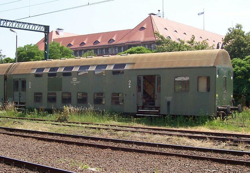 Endwagen des Vierteiligen Doppelstock-Gliederzuges der PKP in grn am 25.06.2005 in Wroclaw Glowny (Breslau). Die PKP hat keine Zge mit Steuerabteil fr Wendezugbetrieb wie die Deutsche Reichsbahn hatte. 