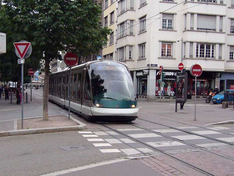 Ene Strassenbahn auf der Rue du Vieux Marche aux vins am 21.August 2007