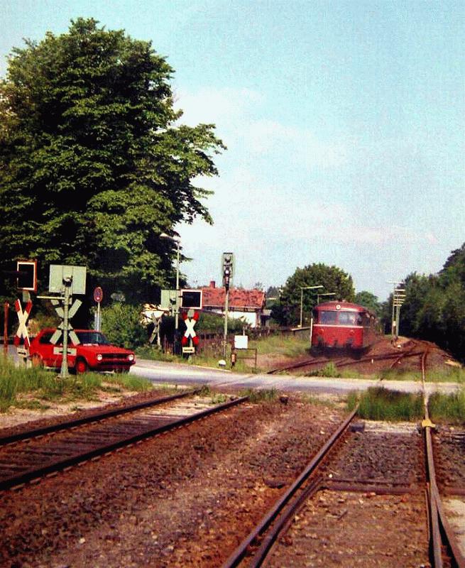 Enfahrt im Bahnhof Saalburg aus Richtung Kppern - rechts das Anschlugleis des Quarzitwerkes, 1. Hlfte der 1980iger Jahre.
