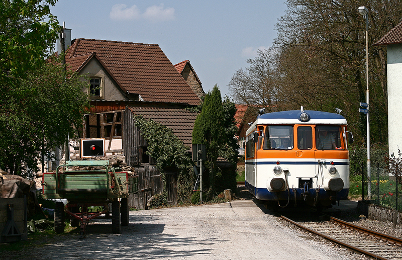 Eng geht es zu in Obergimpern, wenn die Bahn kommt. Der alte VT 26 durchfhrt am 15. April 2009 als SWE 70775 nach Hffenhardt fast in Schrittgeschwindigkeit und in vielen engen Kurven die kleine Ortschaft im Krebsbachtal. Den Haltepunkt wird der Zug in wenigen Metern erreicht haben, er befindet sich mitten in der kleinen Ortschaft.