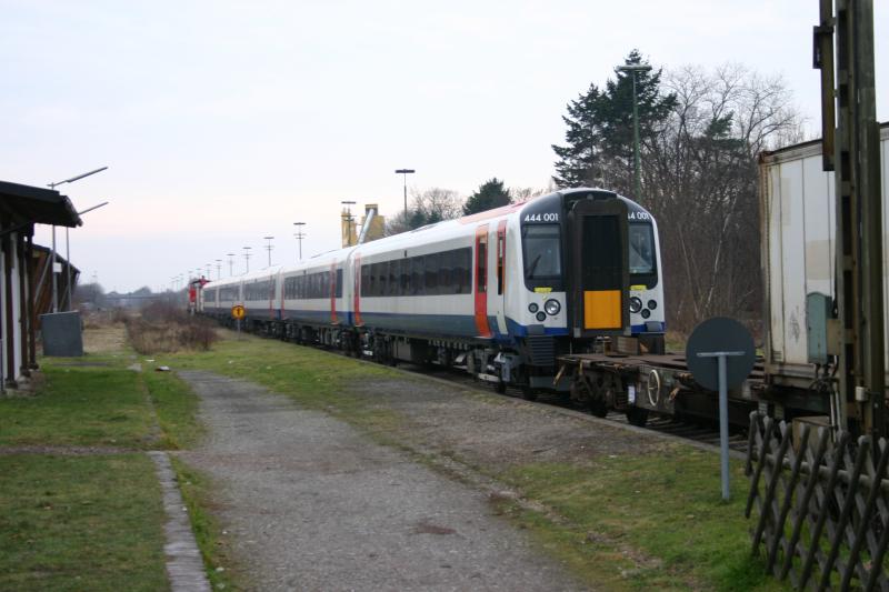 Englischer 444 001 auf dem Weg zum Siemens Prfcenter Wegebr-Wildenrath im Bahnhof Mnchengladbach-Rheindahlen