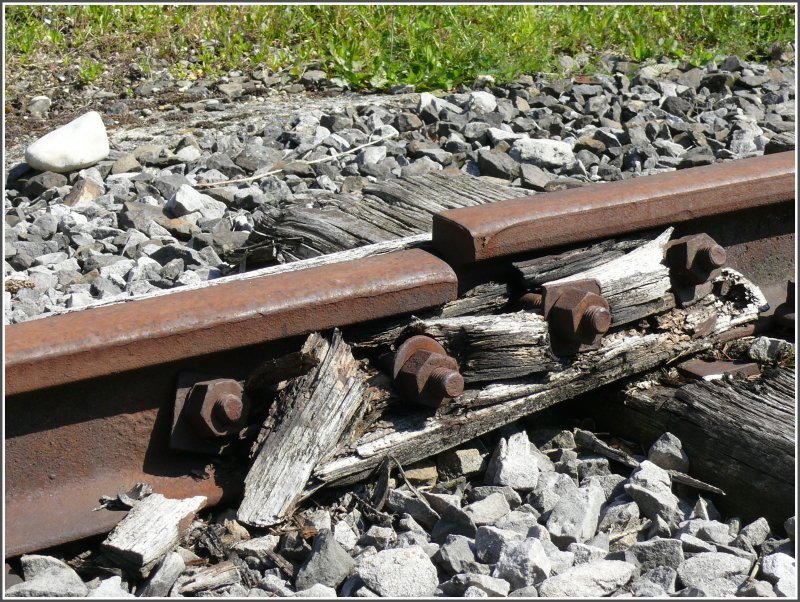 Entdeckt im Anschlussgleis der RHB zur Firma Starag in Rorschach Bergstation. Vermutlich mangels einer Kunststoffisolierlasche wurden solche aus Holz verwendet. Der Zahn der Zeit hat jetzt allerdings seine Spuren hinterlassen. Da der Abtransport von Werkzeugmaschinen heute sowieso per LKW erfolgt, strt es offensichtlich Niemanden. (28.04.2008)