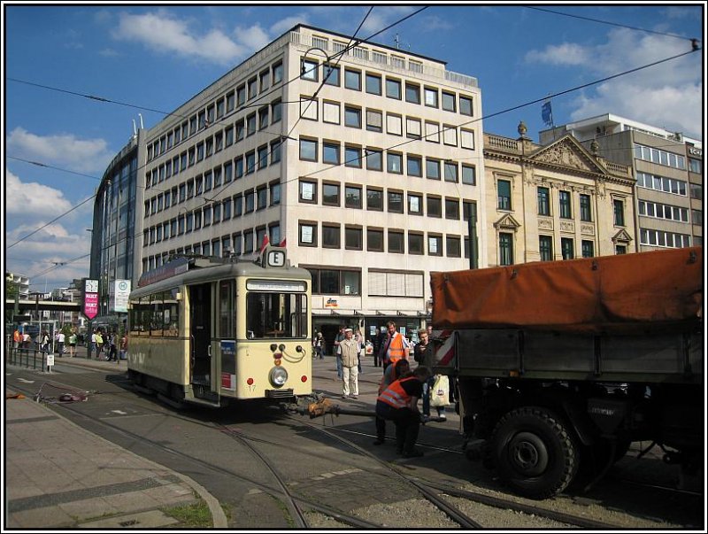 Entgleist war der  Partybahn -Tw 17, eine ehemaliger Neusser Tram, die von der Rheinbahn fahrfhig aufgebaut und in deren historischen Wagenpark integriert worden ist. Seit 1998 wird die Tram von der Rheinbahn fr Partyfahrten eingesetzt. Hier sieht man, wie die Tram an den Zweiwege-Unimog vom vorherigen Bild gekuppelt wird. (27.06.2008)