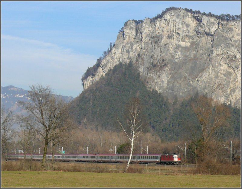 Entlang der A13 und unterhalb des Ellhorns, dem letzten Sporn des Flscherberges, fhrt EC 160 Vorarlberg Richtung Sargans. (29.01.2008)