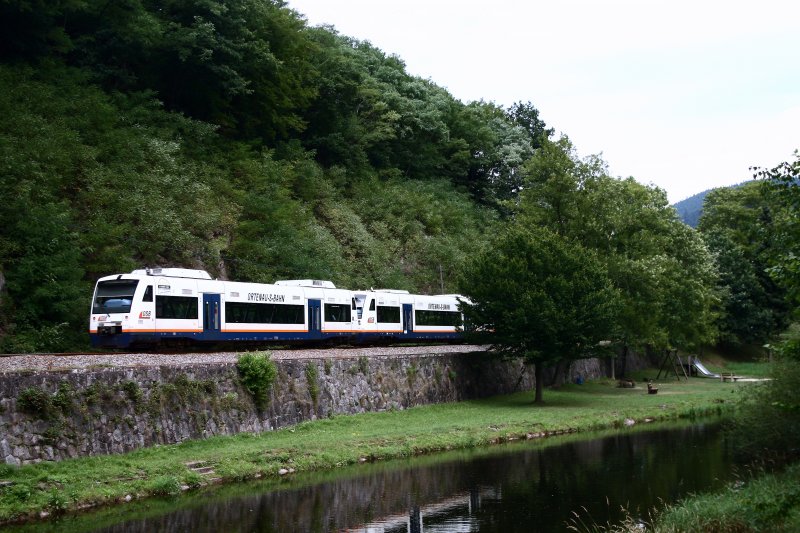 Entlang der Kinzig fahren am 07. August zwei Regio-Shuttle der Ortenau S-Bahn in Richtung Freudenstadt. Die Aufnahme entstand zwischen Schiltach Mitte und Schenkenzell.