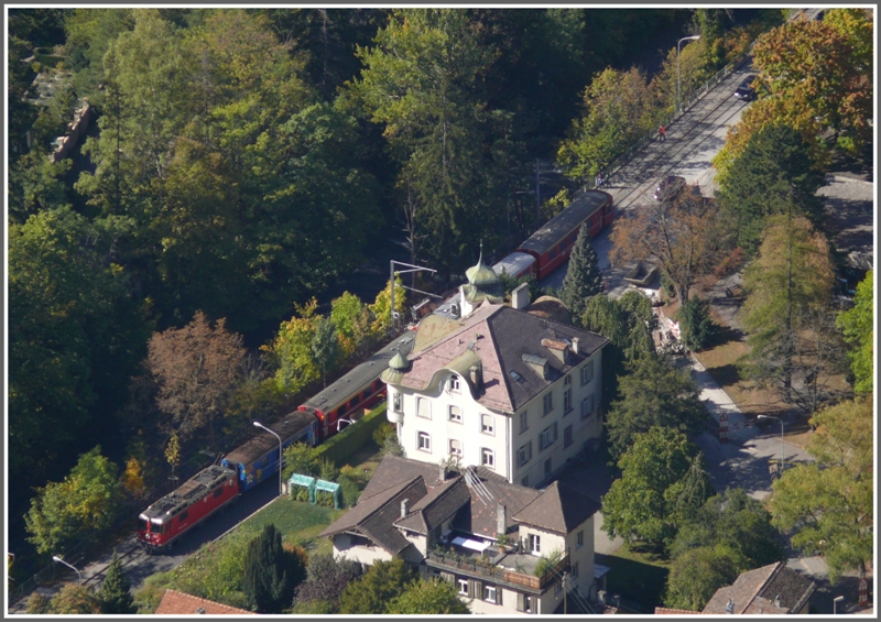 Entlang der Plessur gibts noch einige schne Villen. Hier erreicht R1441 nach Arosa in Krze das Depot Sand. (11.10.2009)
