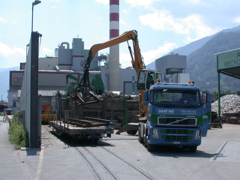 Entsorgung von alten RhB Geleisen bei A&M Recycling in Untervaz. Die Firma A&M, wie auch die GEVAG im Hintergrund (Kehrichtverbrennungsanlage) besitzen ein Dreischienenanschlussgleis. (03.07.2006)