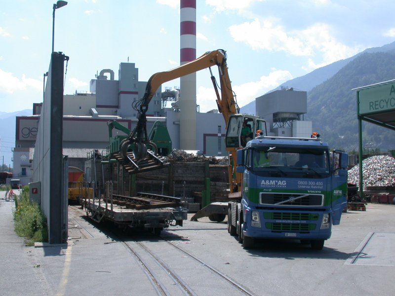 Entsorgung von alten RhB Geleisen bei A&M Recycling in Untervaz. Die Firma A&M, wie auch die GEVAG im Hintergrund (Kehrichtverbrennungsanlage) besitzen ein Dreischienenanschlussgleis. (03.07.2006)