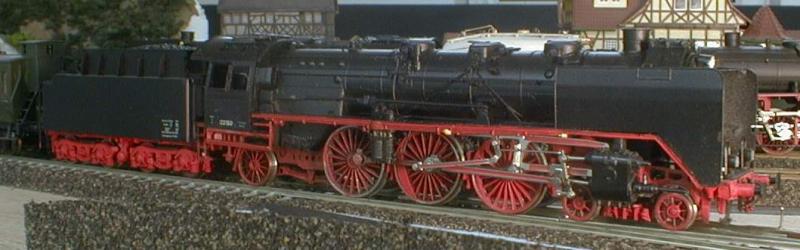 Entstanden aus einer alten HAMO-03: die DDR-Version. Das Rahmenvorderteil ist aus dem Gu-Stck mit der Hand herausgearbeitet. Die Rder sind hinter- und abgedreht. Weitgehend freistehende Leitungen,etc. Da sie butterweich mit einem Glockenankermotor und neuem Getriebe fhrt, versteht sich