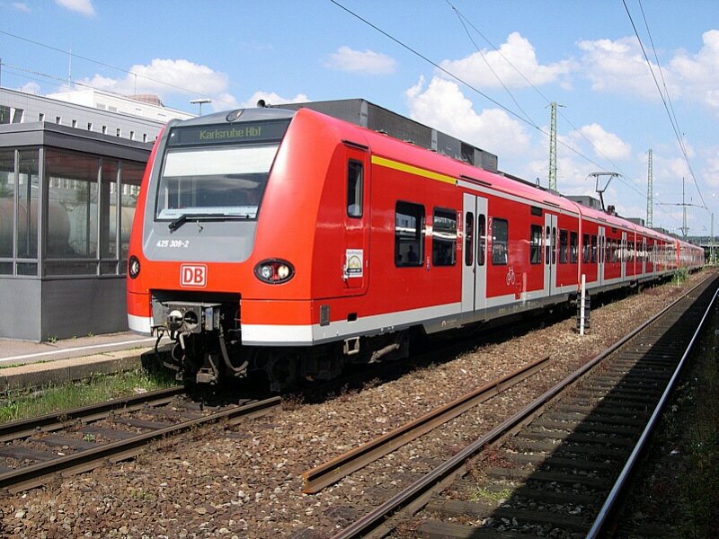 Enztal 2007 - Das Einsatzfeld der Plochinger 425 wird seit Jahren seltsamerweise immer kleiner. Nachdem sie nun von den Strecken von Stuttgart nach Heidelberg und Singen von den Loks der BR 146 und Doppelstockwagen verdrngt wurden, kommen sie nurmehr nur noch als RE nach Karlsruhe und Freudenstadt zum Einsatz. Einen Ausbau der Leistungen konnten die Triebwagen jedoch wieder als RE von Stuttgart nach Ulm zum Planwechswel im Dezember 2007 erfahren. 425 309-2 und ein weiterer Triebwagen sind am 17.06.2007 als RE 19144 in Pforzheim unterwegs nach Karlsruhe.