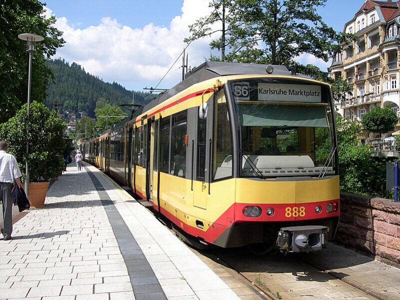 Enztal 2007 - Seit mehreren Jahren fhrt nun die Karlsruher Stadtbahn auch in Bad Wildbad bis zum Kurpark. An der Endhaltestelle Bad Wildbad Kurpark steht am 07.06.2007 der AVG-Triebwagen 450 888 als S6 zur Abfahrt nach Karlsruhe bereit.