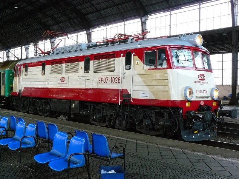 EP07-1028 na stacji Legnica. Ciągnie on skład pociągu osobowego Schmidt Z Wrocławia Głwnego do Gorlitz.