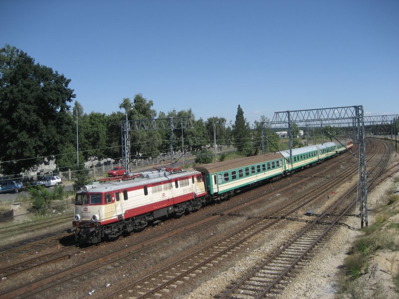 EP07-1063 mit einem Eilzug kommt nach Hauptbahnhof Bydgoszcz am 31.07.2008 an.
