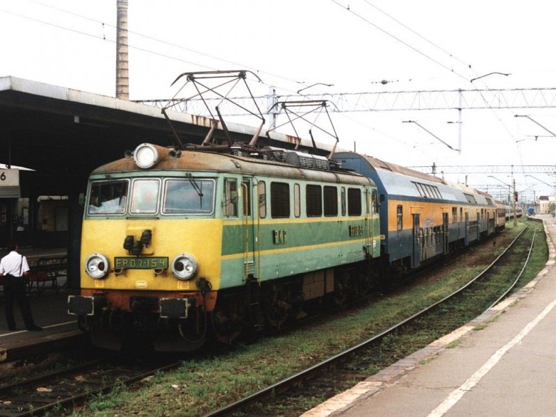 EP07-154 mit Zug 827 Poznan Glwny-Pila Glowna auf Bahnhof Poznan Glwny am 5-8-2001. Bild und scan: Date Jan de Vries. 
